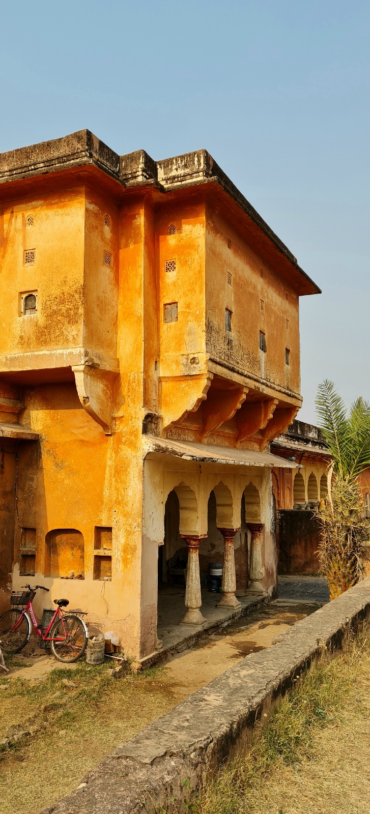 Apparently a Durbar Hall as you enter the big darwaza leading to the main Fort complex.